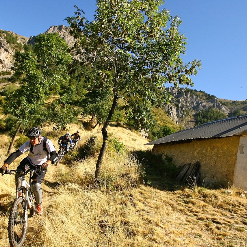 séjour vtt enduro dans le mercantour, fabuleuse traversée des alpes à vtt