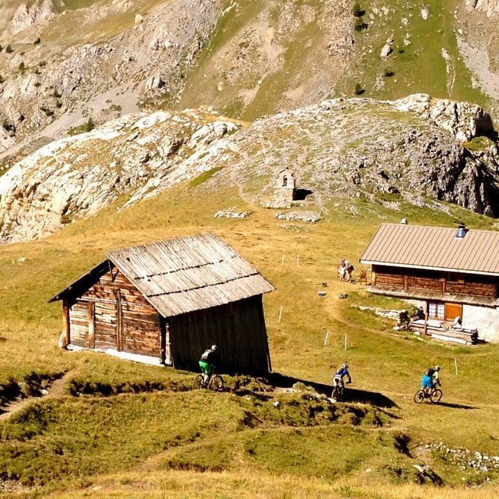 tour vtt du queyras, grande traversée vtt des hautes alpes, traverséee vtt des alpes, Fabuleuse traversée des Alpes, Grande traversée des Hautes Alpes, tour vtt du Queyras, Séjour vtt enduro dans le Queyras, Enduro Trip Queyras, Queyrastafary, Grande traversée des Hautes-Alpes