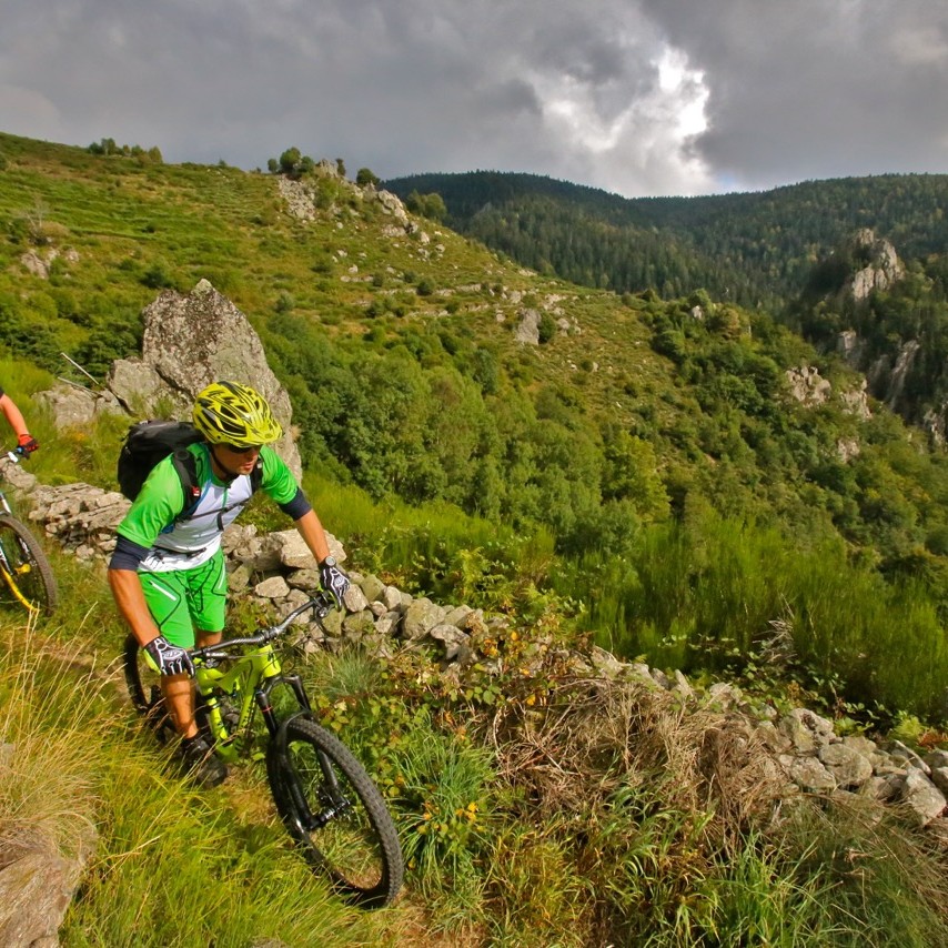 séjour vtt en haute loire, séjour vtt en Haute-Loire, raid vtt grande traversée de l'Ardèche, grande traversée du Massif central, la bonne étoile du Velay