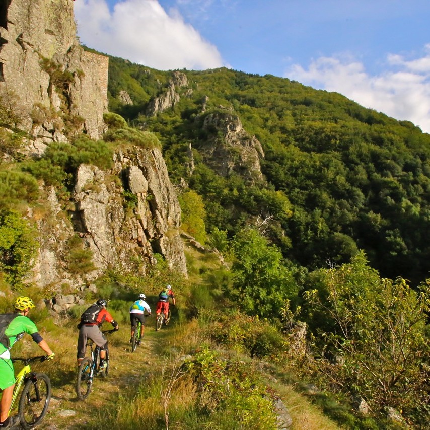 séjour vtt en haute loire, séjour vtt en Haute-Loire, raid vtt grande traversée de l'Ardèche, grande traversée du Massif central, la bonne étoile du Velay