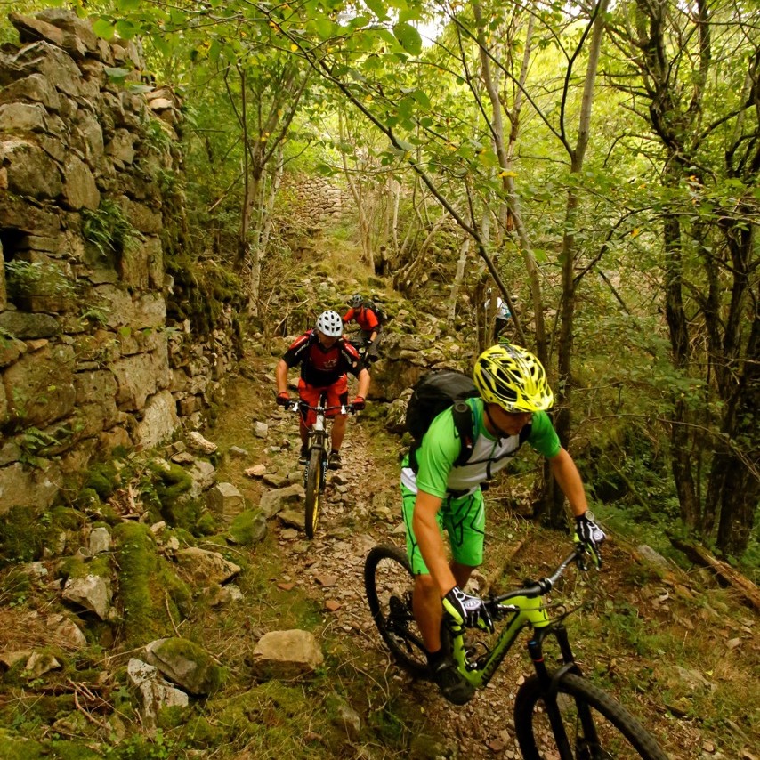 séjour vtt en haute loire, séjour vtt en Haute-Loire, raid vtt grande traversée de l'Ardèche, grande traversée du Massif central, la bonne étoile du Velay